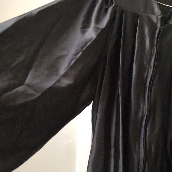 Unisex black graduation gown 👩‍🎓 - Picture 3 of 6